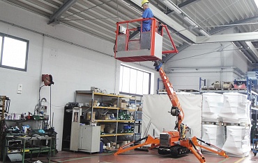 Монтаж навесного оборудования с помощью мини-крана