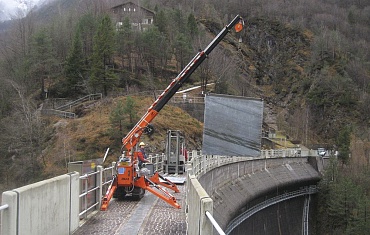 Работа мини-крана на высоте