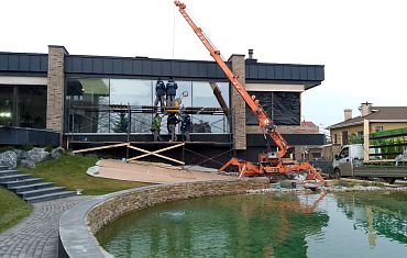 Работы по остеклению с помощью мини-крана Арлифт