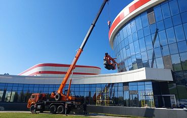 Кран Арлифт едет к месту работ