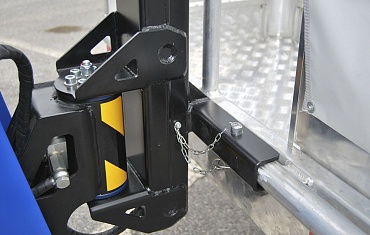 Поворотное крепление корзины к стреле