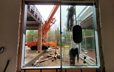 Остекление коттеджа с помощью мини-крана и вакуумного захвата