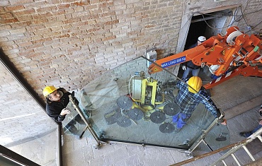 Монтаж стекла различных форм и размеров