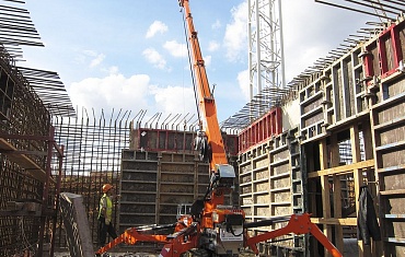 Монтаж опалубки мини-краном